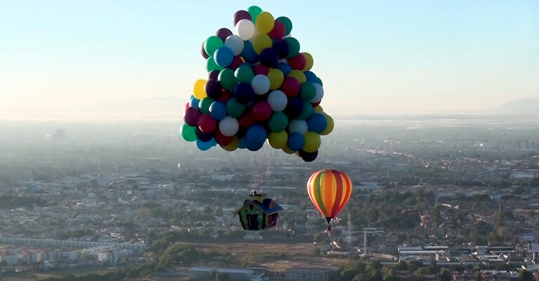 Njeriu që shndërroi ëndrrën e tij fëmijërore në realitet, fluturon përmes balonave!