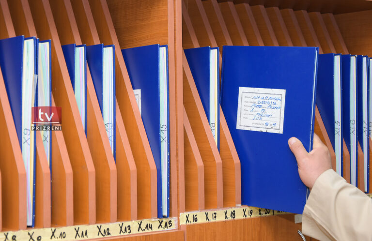 Mësimdhënësit kërkojnë shtesa në paga, krahasojnë punën e tyre me atë të mjekëve në pandemi