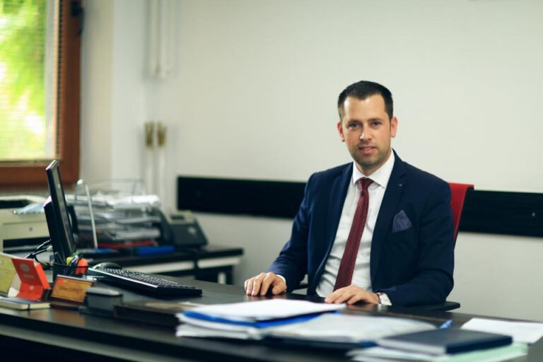 Ish- drejtori i financave Ertan Simitçi, regjistron parti të re, me mbështetjen e anëtarëve të VV-së në KQZ