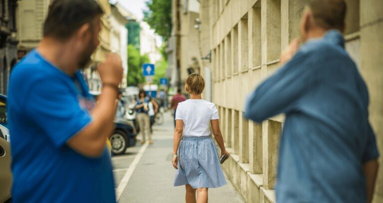 Tetë lloje komplimentesh që më mirë të mos i bëni fare