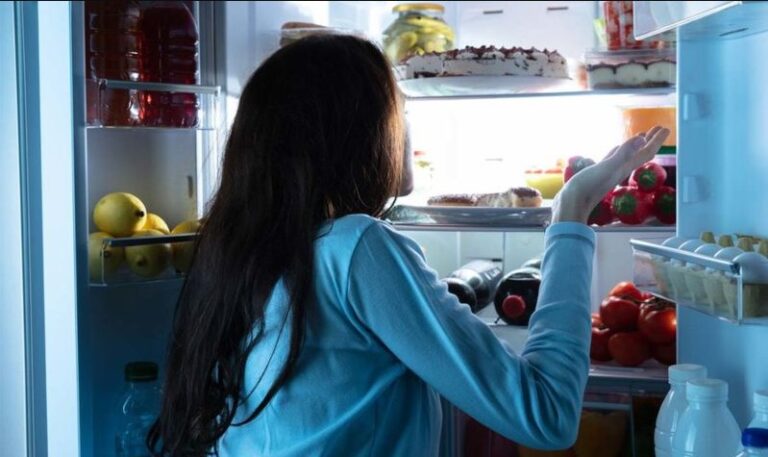 Kujdes çfarë konsumoni/ Këtë ushqim duhet ta shmangni para se të flini