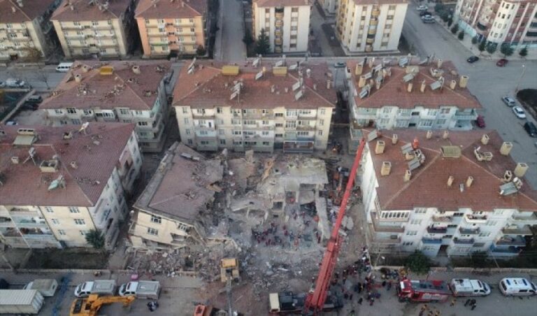 Momenti i frikshëm kur shembet pallati gjatë tërmetit të fuqishëm që shkundi Turqinë