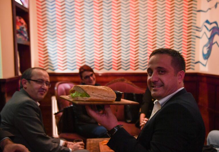 Me sandviç në dorë, Hoti e Selmanaj vizitojnë baret e Prishtinës