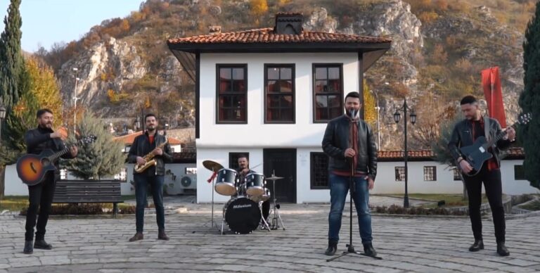 “04 band” publikon videoklipin “Rrjedh në këngë e ligjerime”