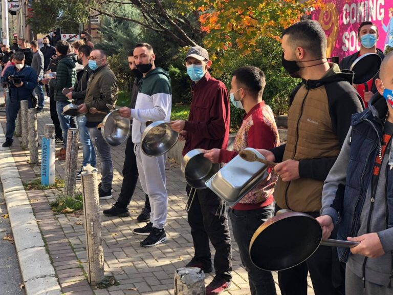 Gastronomët me aktivitet simbolik protestojnë kundër masave anti-Covid