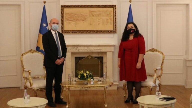 Vjosa Osmani, zyrtarisht merr funksionin e u.d. të presidentes së Kosovës