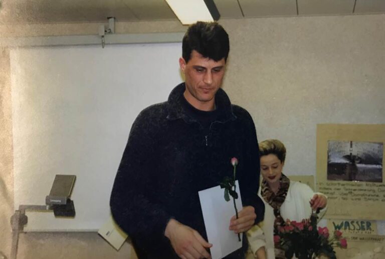 Foto e rrallë e Hashim Thaçit në Zvicër pasi kishte nisur studimet master në Cyrih