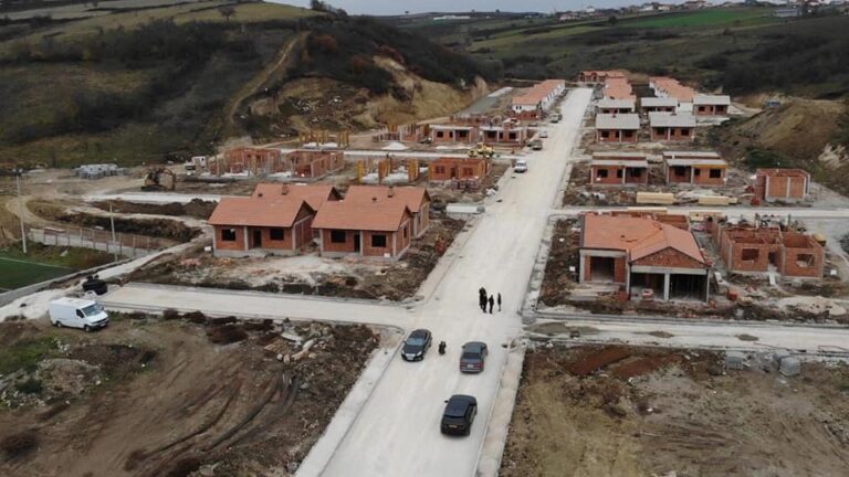 Blerim Latifi- Agim Bahtirit: A të ka tregu dikush që organizata që po ndërton shtëpi në Mitrovicë, dyshohet për financim të terrorizmit?!