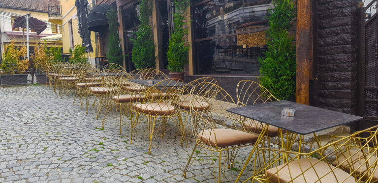 Afaristët kërkojnë të hiqet menjëherë kufizimi i lëvizjes dhe orarit të punës për bizneset