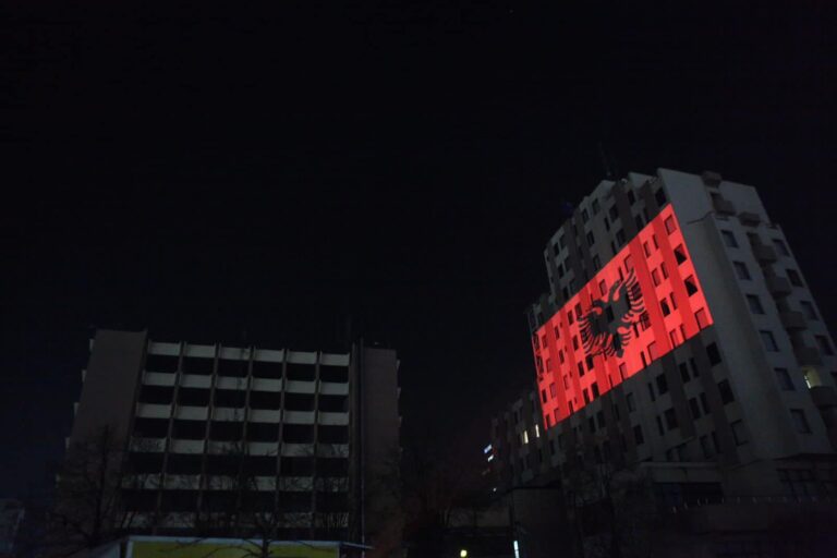 Ministria e Punëve të Jashtme ndriçohet me flamurin kuq e zi