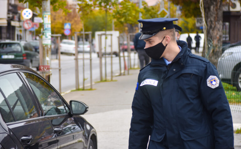 Nuk respektuan rregullat anti-Covid, policia u jep gjoba 622 qytetarëve