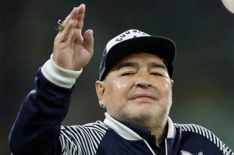 Ndahet nga jeta ikona e futbollit, Diego Armando Maradona