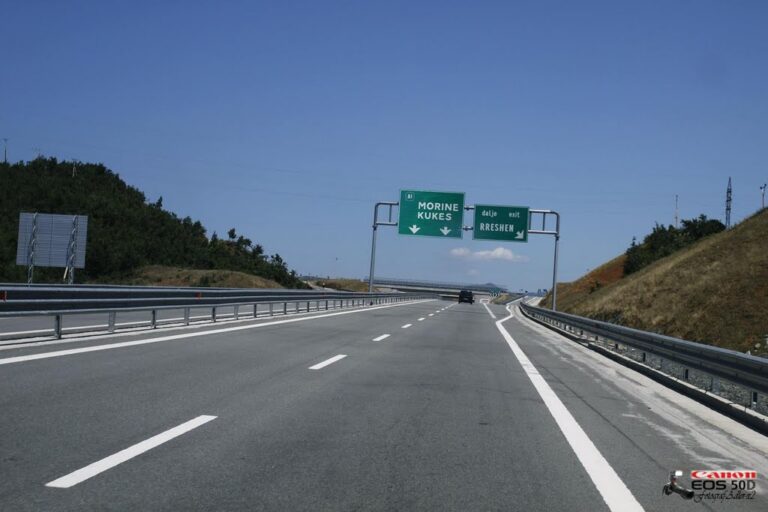 Plas sherri mes dy kosovarëve në autostradën Milot-Morinë, njëri mbetet i plagosur