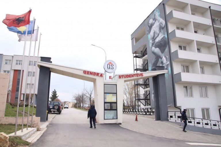 COVID-19 ndryshon rregullat në QS, një student në dhomë ndërsa mensa bëhet “take-away”