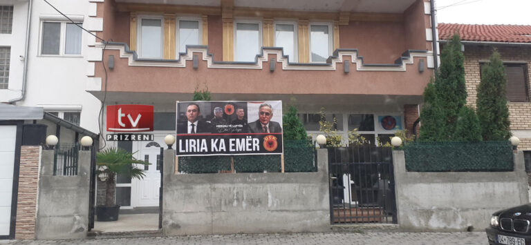 Billbordi ” Liria ka emër” vendoset edhe në një shtëpi në Ortakoll