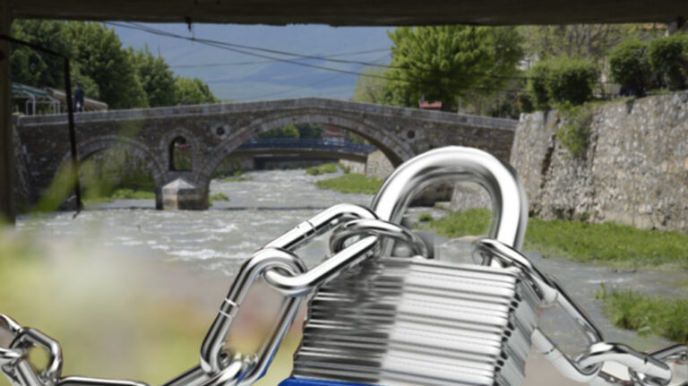 Gjykata ia bllokon pronat shkaku i një hetimi, prizrenasit i dalin telashe të mëdha me fqinjët: “Më kanë rënë në qafë”