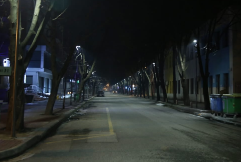 Tirana nga mbrëmë në heshtje, rrugët, sheshet e lokalet bosh, ora policore i mbyll në shtëpi
