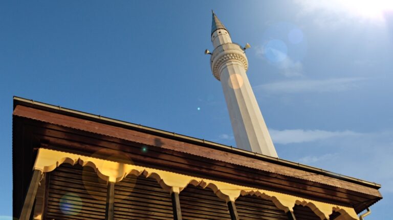 Ministria e Shëndetësisë synon vaksinimin nëpër objekte fetare dhe shkolla