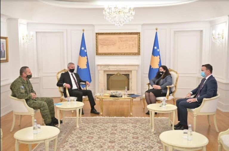 Vjosa Osmani në takim me ministrin e mbrojtjes Anton Qunin