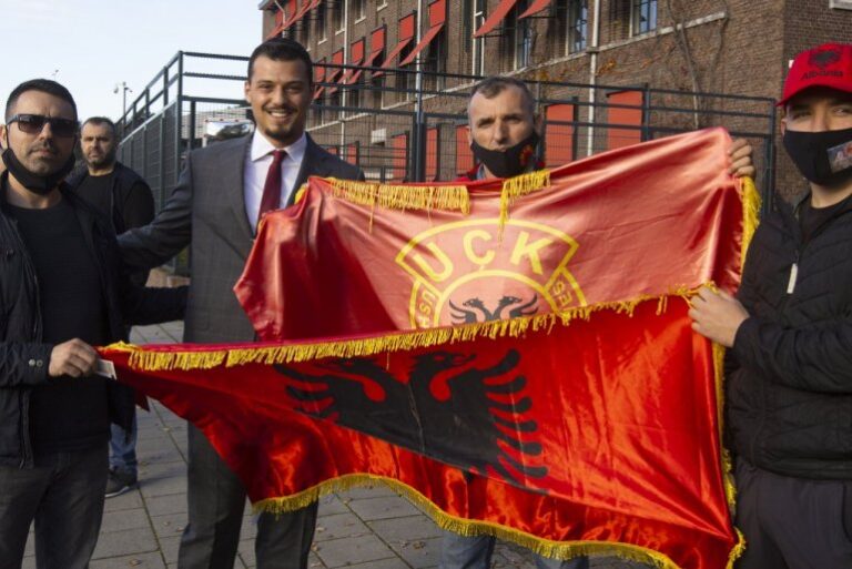 Me flamur të UÇK-së, Endrit Thaçi shkoi para selisë së Speciales, në përkrahje të babait