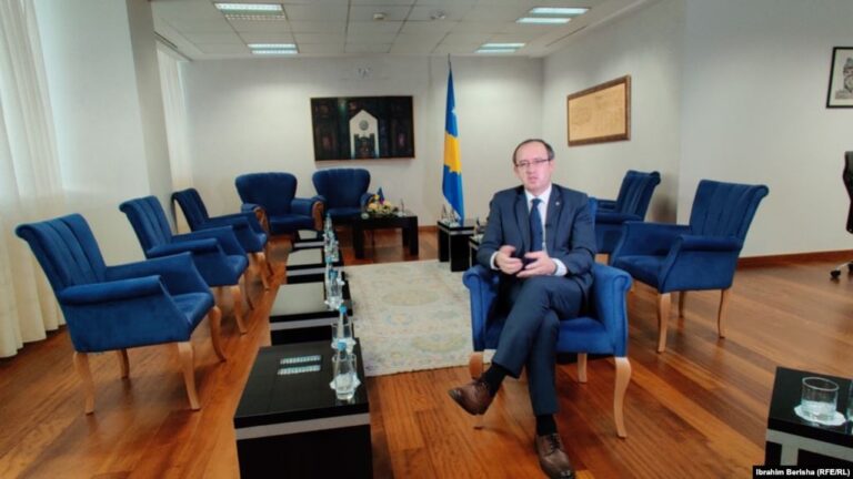 Hoti paralajmëron mbyllje totale