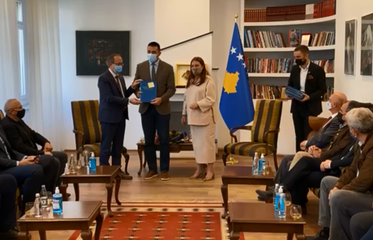 Ndahen mjete për 38 federata sportive, Hoti: Në kohë të vështirë është obligim ndihma e Qeverisë