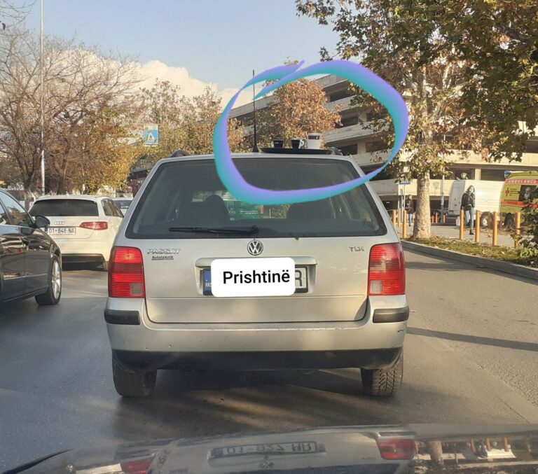 “Cili kamarier i ka harruar”: Vetura fotografohet në Prishtinë me plotë kafe përmbi