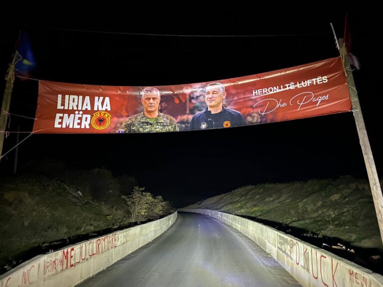 “Liria ka emër” – Vendoset baneri gjigant me fotografi të Thaçit e Veselit në hyrje të Burojës