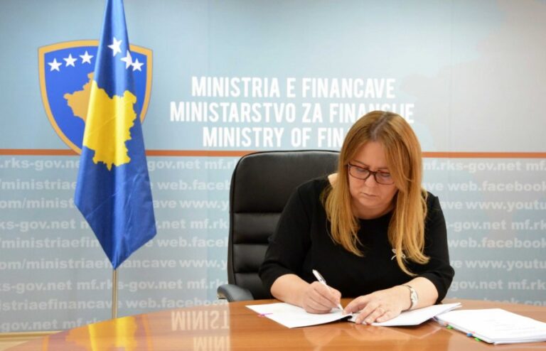 Ministrja Bajrami rezulton pozitive me koronavirus