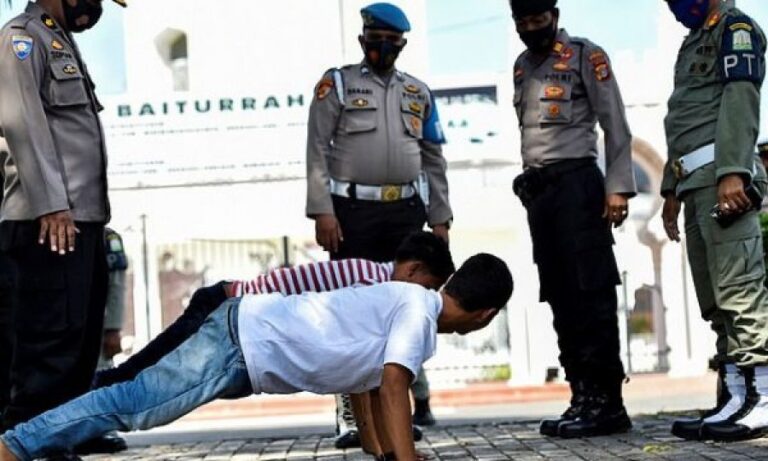 Në Indonezi mosmbajtja e maskës ndëshkohet me pompa, qëndrim në diell e pastrim rrugësh