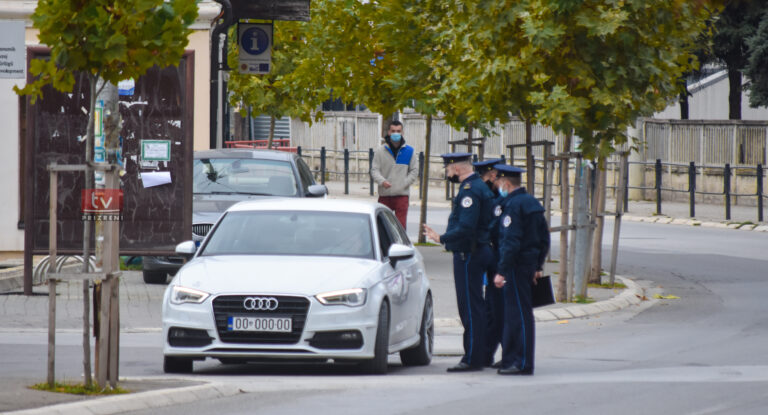 Edhe policët po preken nga pandemia, rreth 700 të infektuar e 11 të vdekur deri më tani