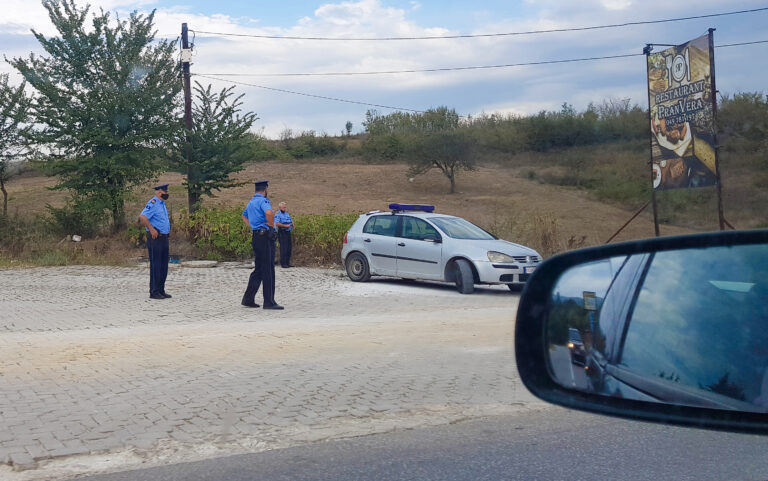 Në Vërmicë dhe në Prizren, policia sekuestron armë në pronësi ilegale