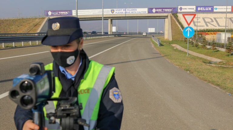 Policia sot me radar në disa lokacione në autostradë