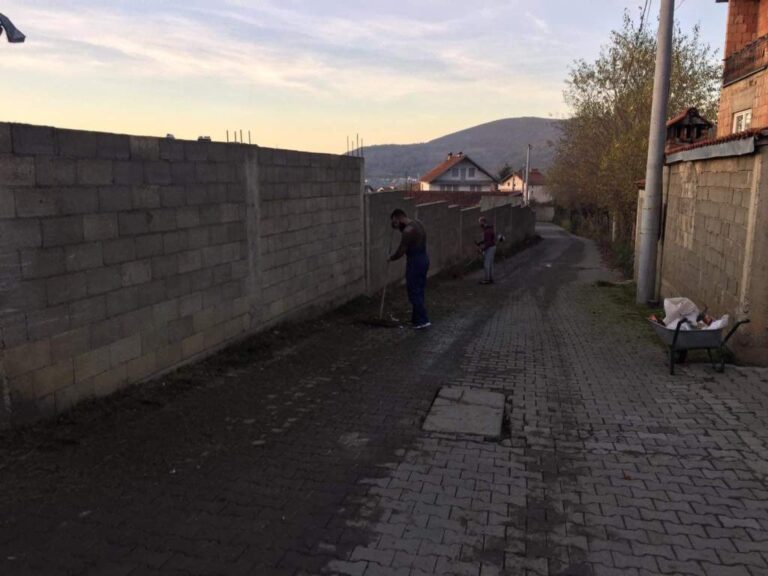 Rinia e fshatit Kuklibeg të Dragashit me vetë iniciativë pastruan rrugët kryesore të fshatit