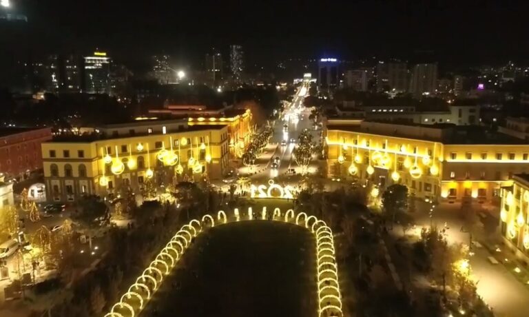 Tirana ndez dritat e festave – shpresë për një vit më të mirë
