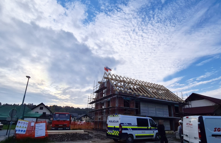 Suharekasi ngrit flamurin kombëtar në Slloveni, sllovenët thojnë se shqiptarët e ‘pushtojnë’ Kranjin