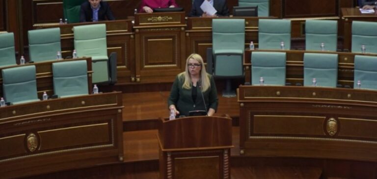 Time Kadrijaj i reagon Vjosa Osmanit: Kosova po e pret shkarkimin e burrit tënd