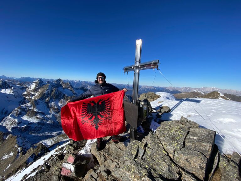 Dy alpinistë shqiptarë, ngritën flamurin në majen më të lartë të Alpeve Stubai, Austri