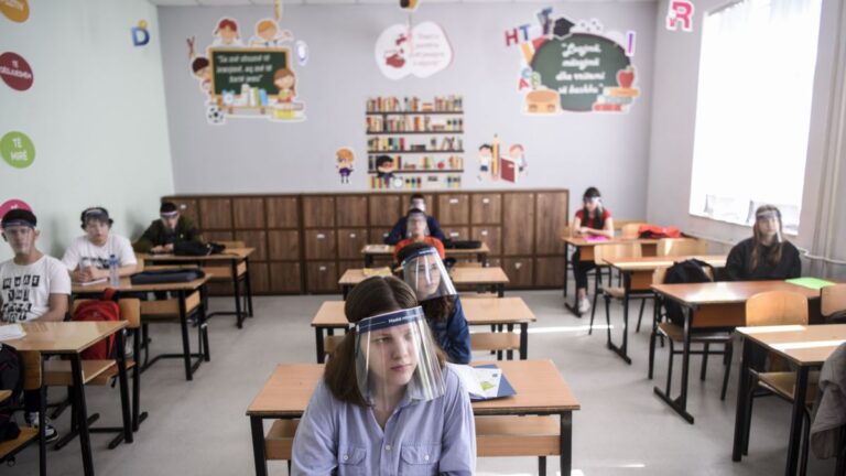 ​Përfundon gjysmëvjetori i parë, shifra të larta të mësimdhënësve me Covid-19