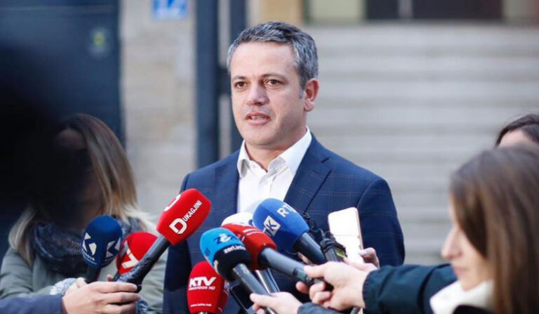 Arben Gashi i bie pishman: “Nuk do ta dërgojmë Kurtin në Gjykatë Kushtetuese”