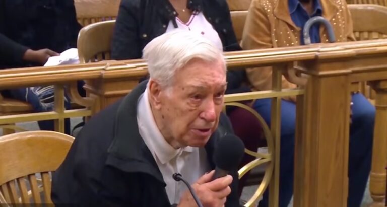 U akuzua për tejkalim të shpejtësisë, gjykatësi e fal 96-vjeçarin për një arsye prekëse