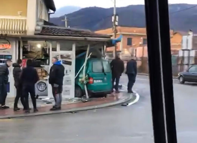 Shoferi e humb kontrollën  në Deçan, futet me veturë në një lokal