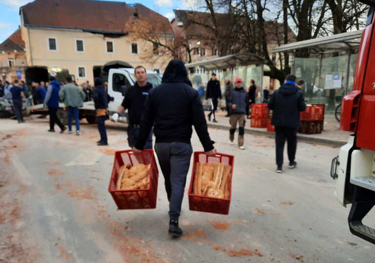 Kosovari nga Hasi shpërndan bukë falas për të prekurit nga tërmeti në Kroaci