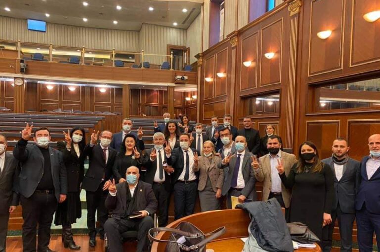 Reagon Driton Selmanaj pas ndërprerjes së seancës nga VV: Të fala nga Shtëpia e Madhe