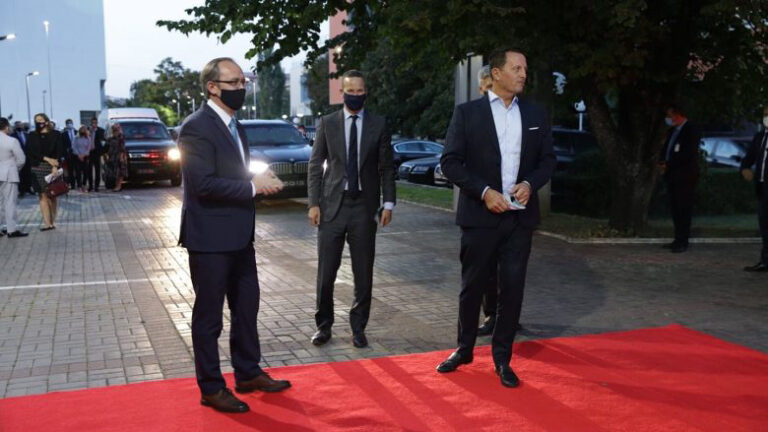 Hoti vazhdon të komunikojë rregullisht me Grenellin