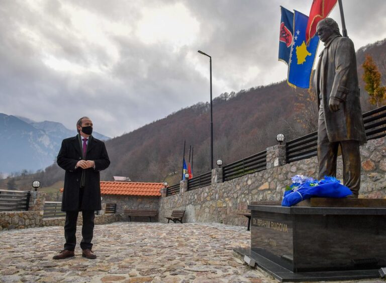 Hoti uron ditëlindjen e Rugovës: Kosova është e bekuar që ka pasur një prijës të tillë