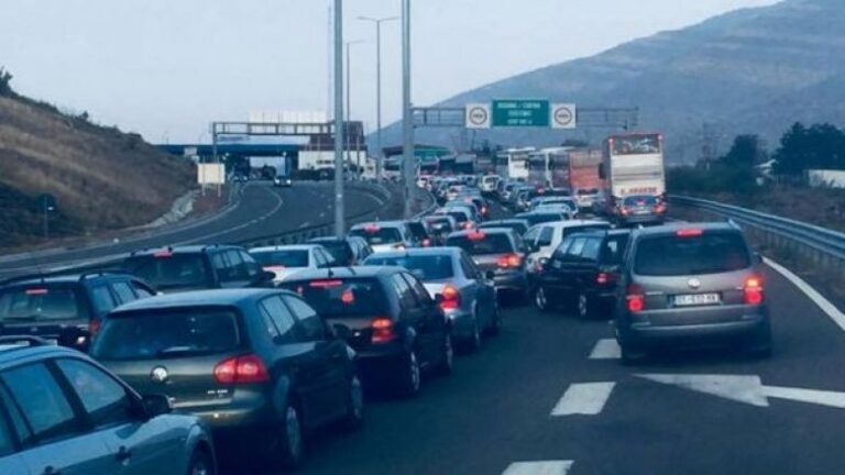 Kaq po presin mërgimtarët në pikat kufitare për të dalë nga Kosova