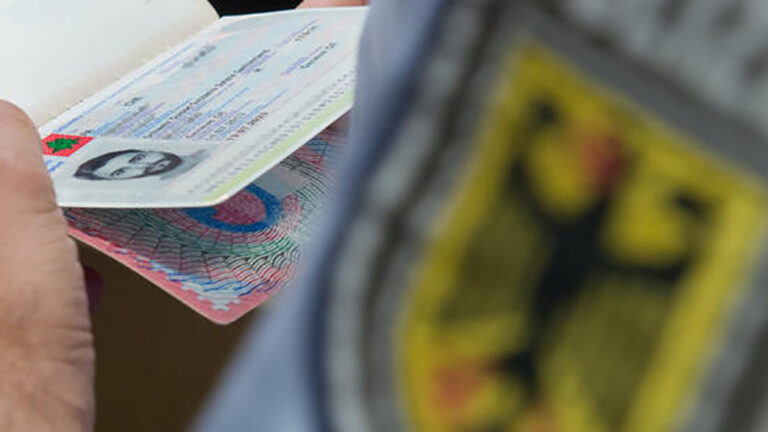 Manipulon regjistrimin e automjetit për ta importuar në Kosovë