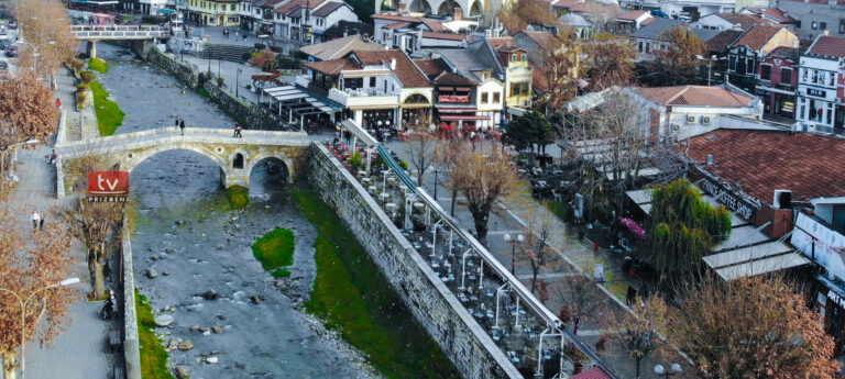 Djali në gjendje të dehur e sulmon babain në Prizren