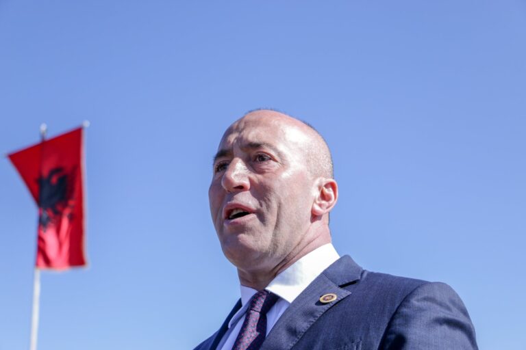 Ramush Haradinaj heq dorë nga posti i presidentit, kandidon për kryeministër